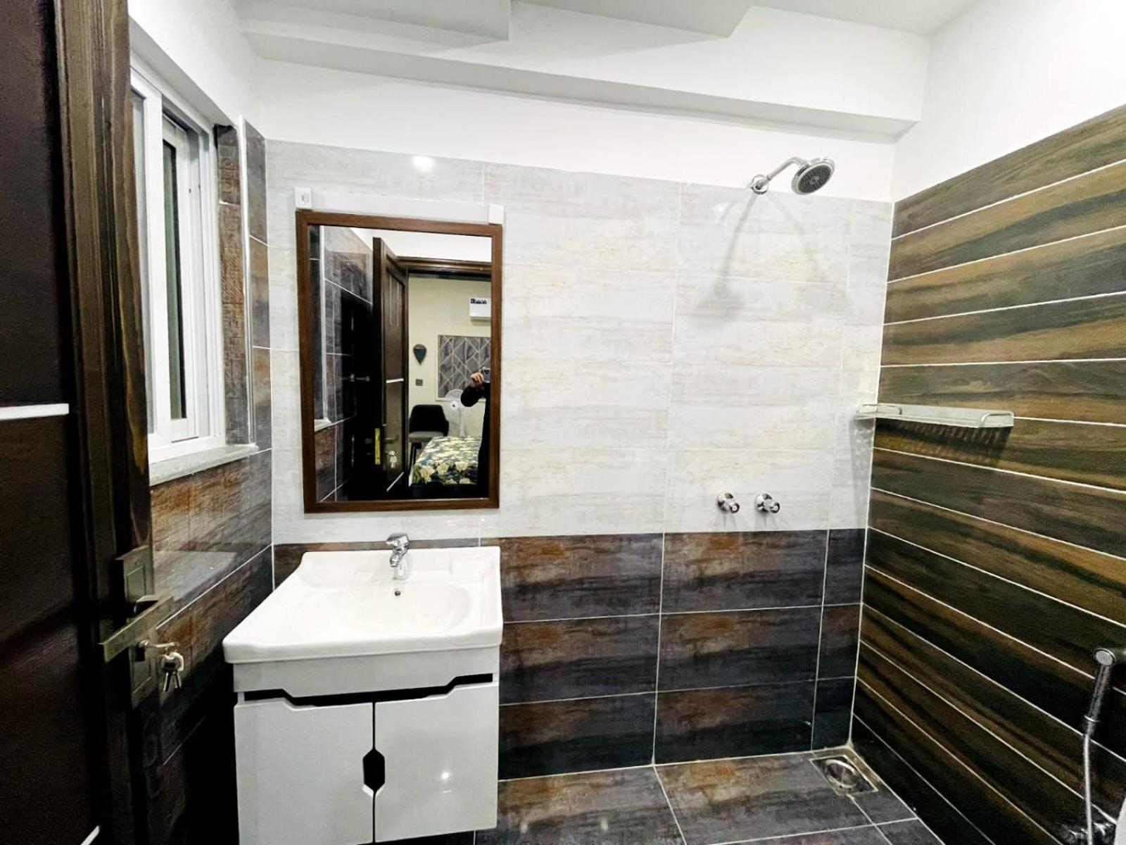 Eiffel Luxury Apartments Лахор Экстерьер фото